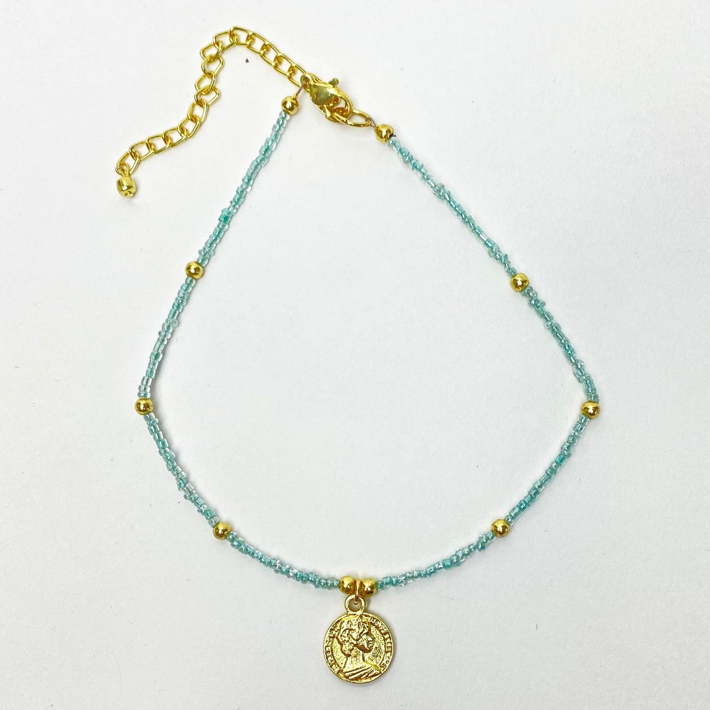 Tour de cou en perles de verre bleu bébé avec pendentif en laiton