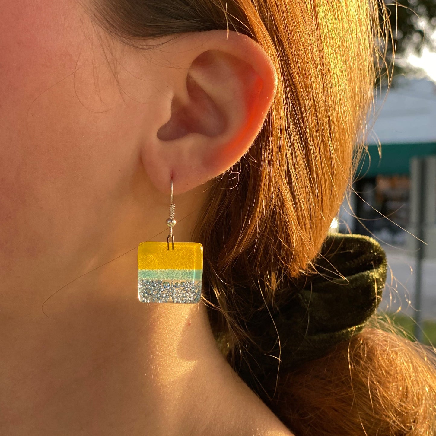 Boucles d'oreilles pendantes carrées en verre, jaune et bleu - Tili Glass