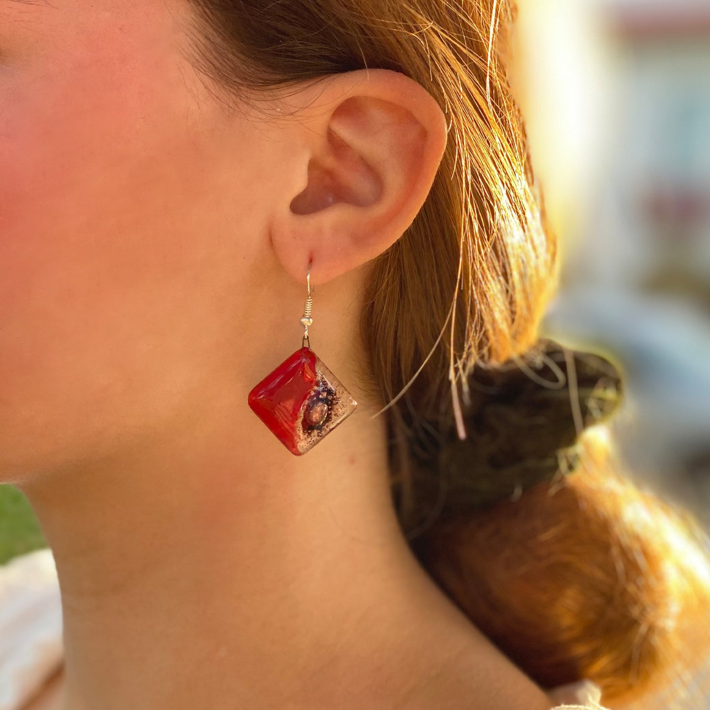 Boucles d'oreilles en verre losange, prune chic - Tili Glass