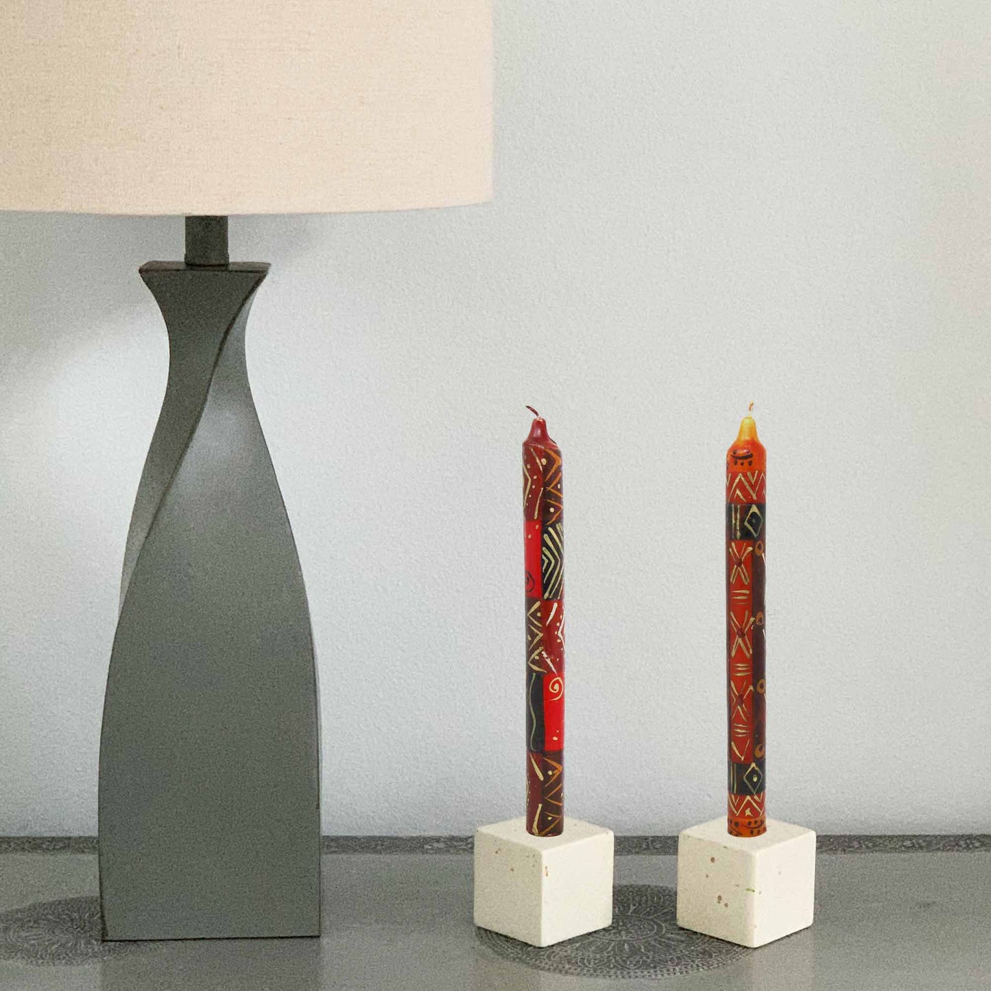 Sæt med tre høje håndmalede stearinlys i æske - Bongazi Design - Nobunto