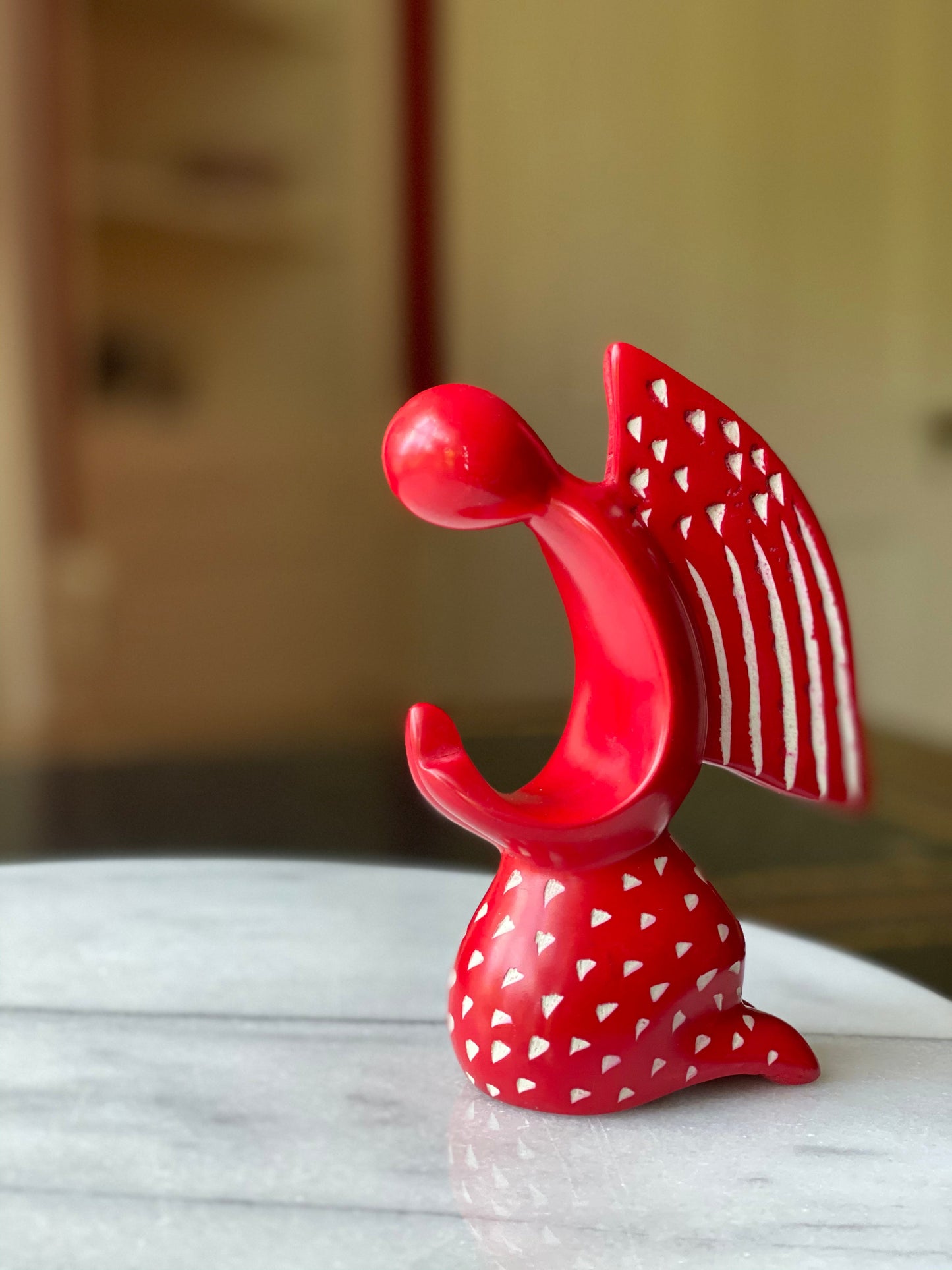 Sculpture en stéatite d'ange priant - Finition rouge