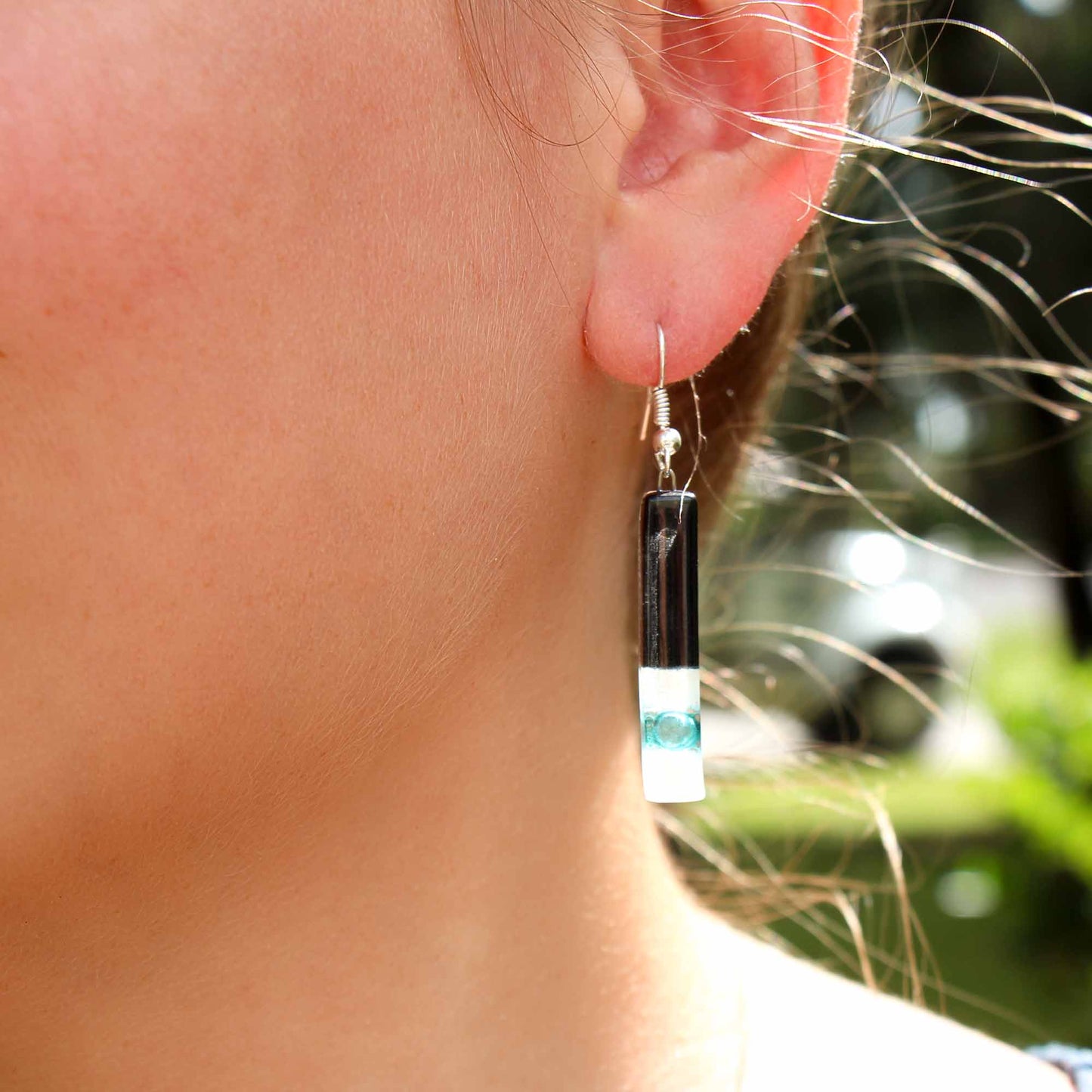 Boucles d'oreilles pendantes longues en verre rectangulaire, cravate noire - Tili Glass