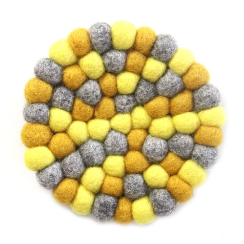 Dessous de plat en boules de feutre fabriqués à la main du Népal : Chakra rond, jaunes - Global Groove (T)