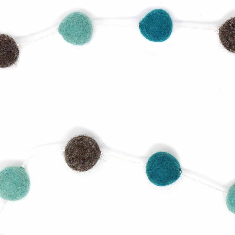 Feutre fabriqué à la main du Népal : guirlandes de pompons, gris/bleu