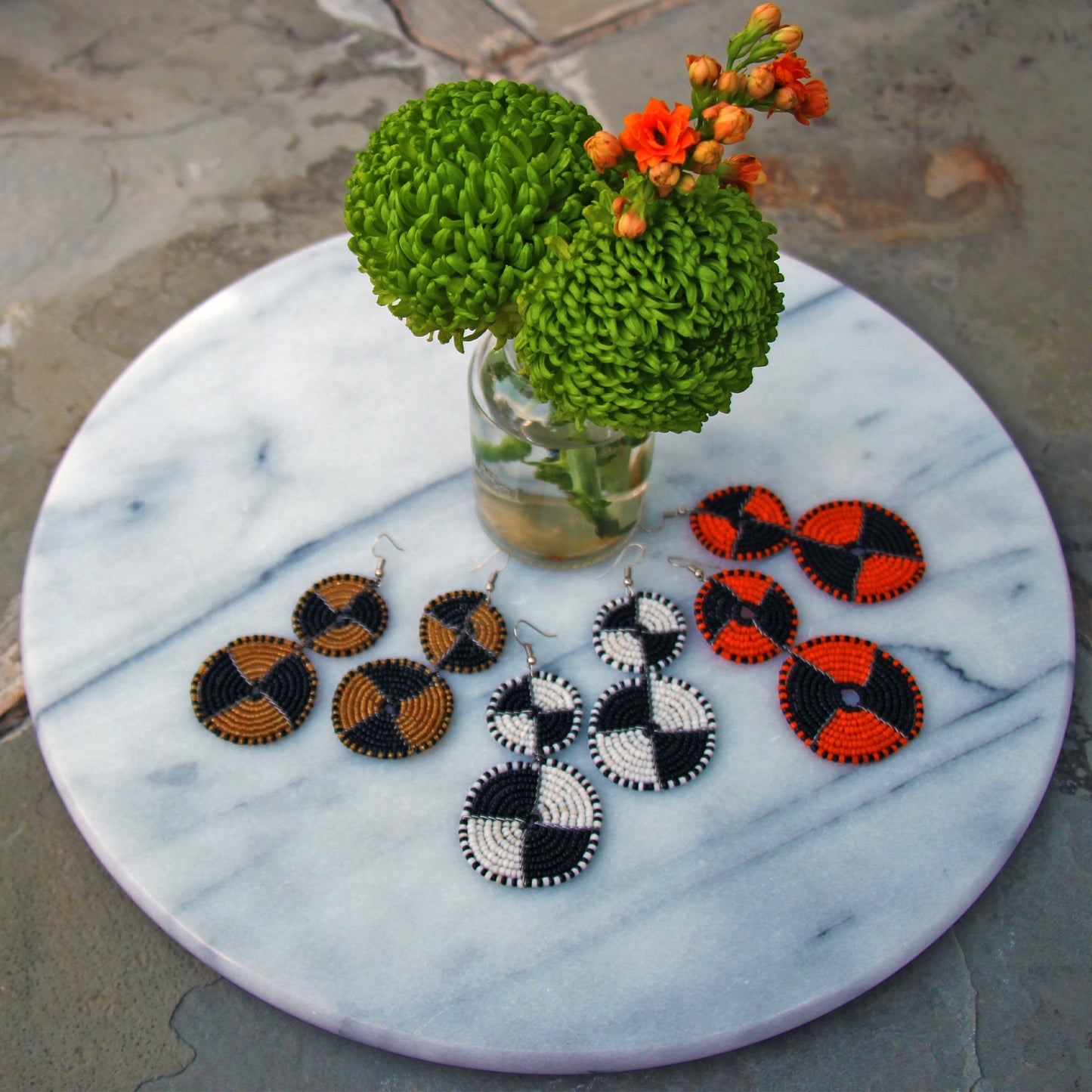 Boucles d'oreilles pendantes à double cercle en perles Maasai, dorées et noires