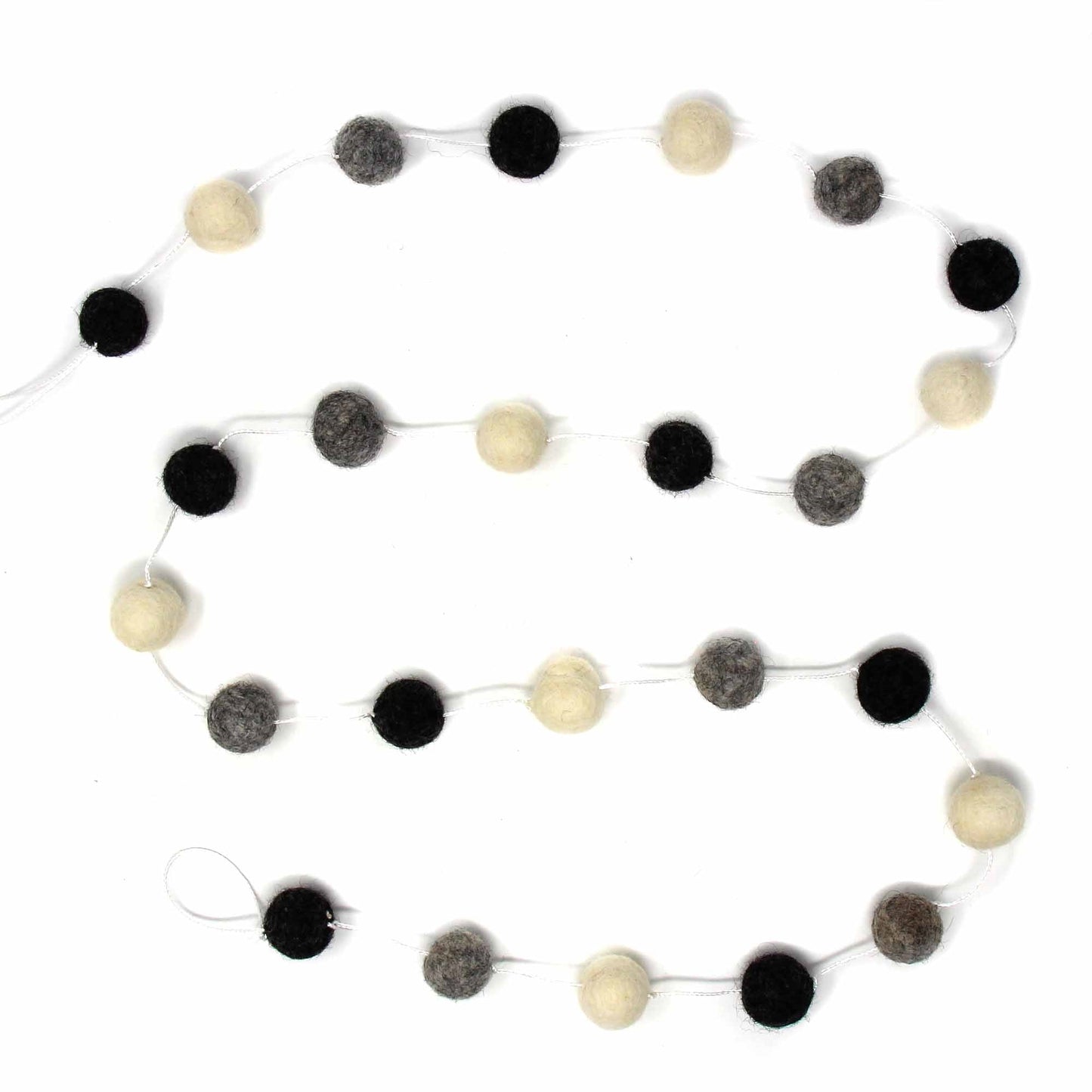 Feutre fabriqué à la main du Népal : guirlandes de pompons, blanc/noir/gris
