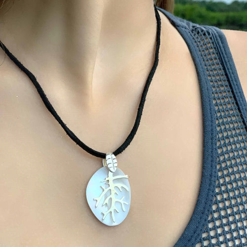 Pendentif, Branches Argentées sur Nacre