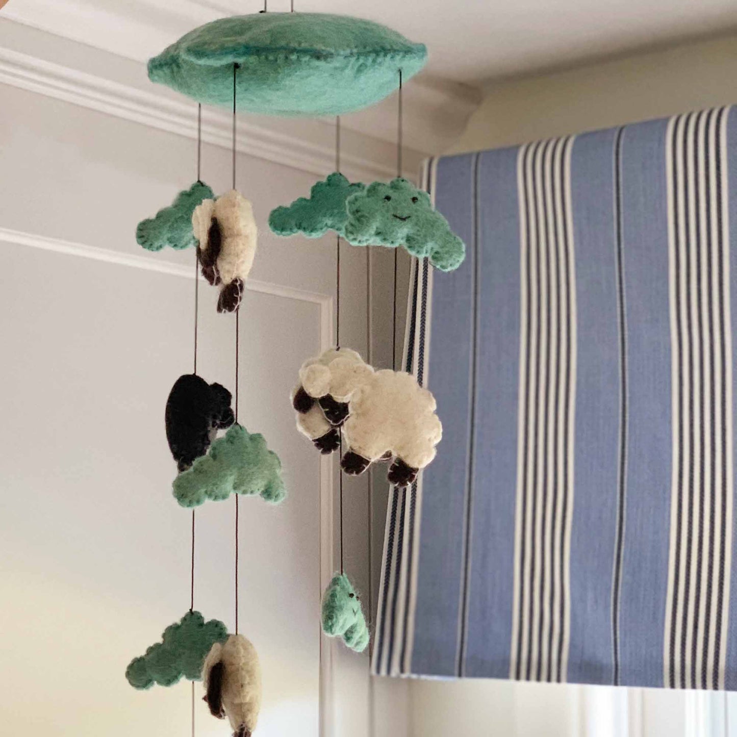 Mobile à compter les moutons en feutre bleu - Global Groove