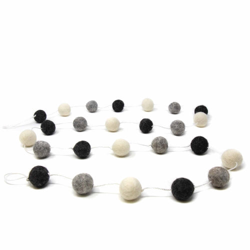 Feutre fabriqué à la main du Népal : guirlandes de pompons, blanc/noir/gris