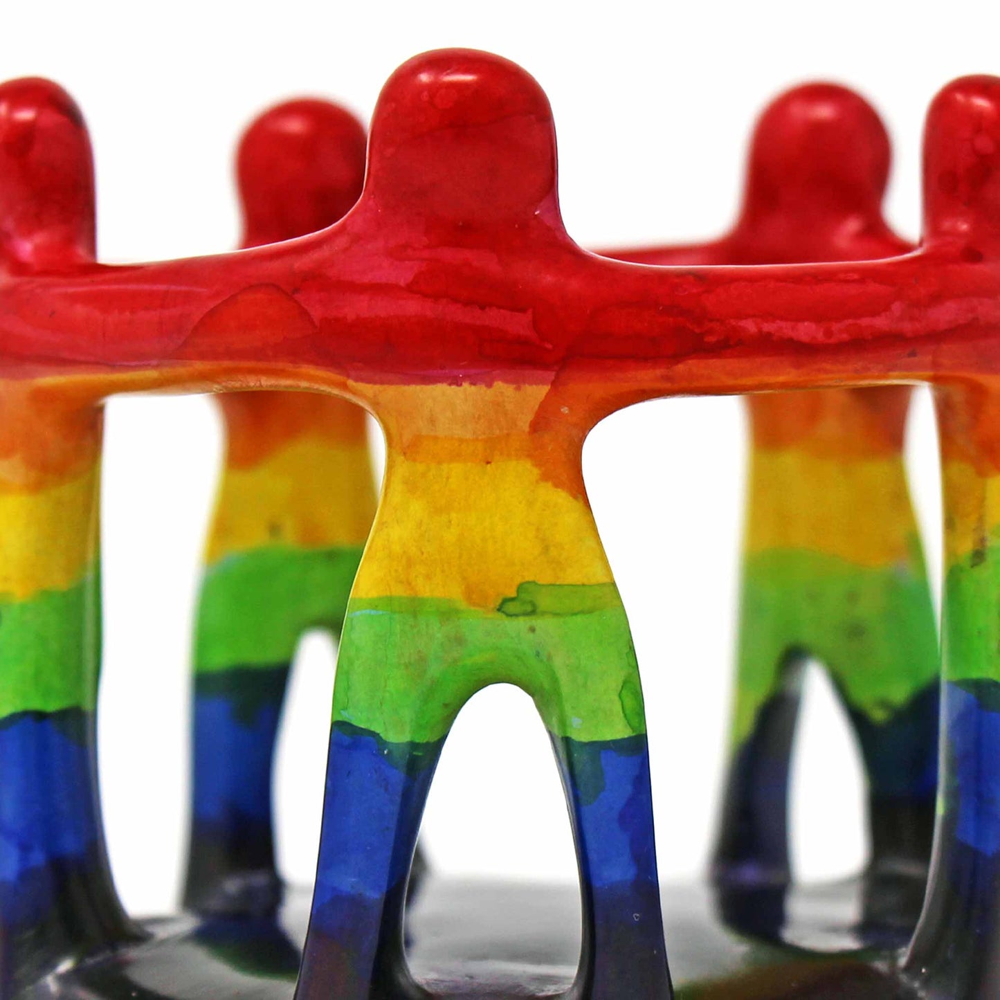 Sculpture peinte Cercle d'amis arc-en-ciel, 3 à 3,5 pouces