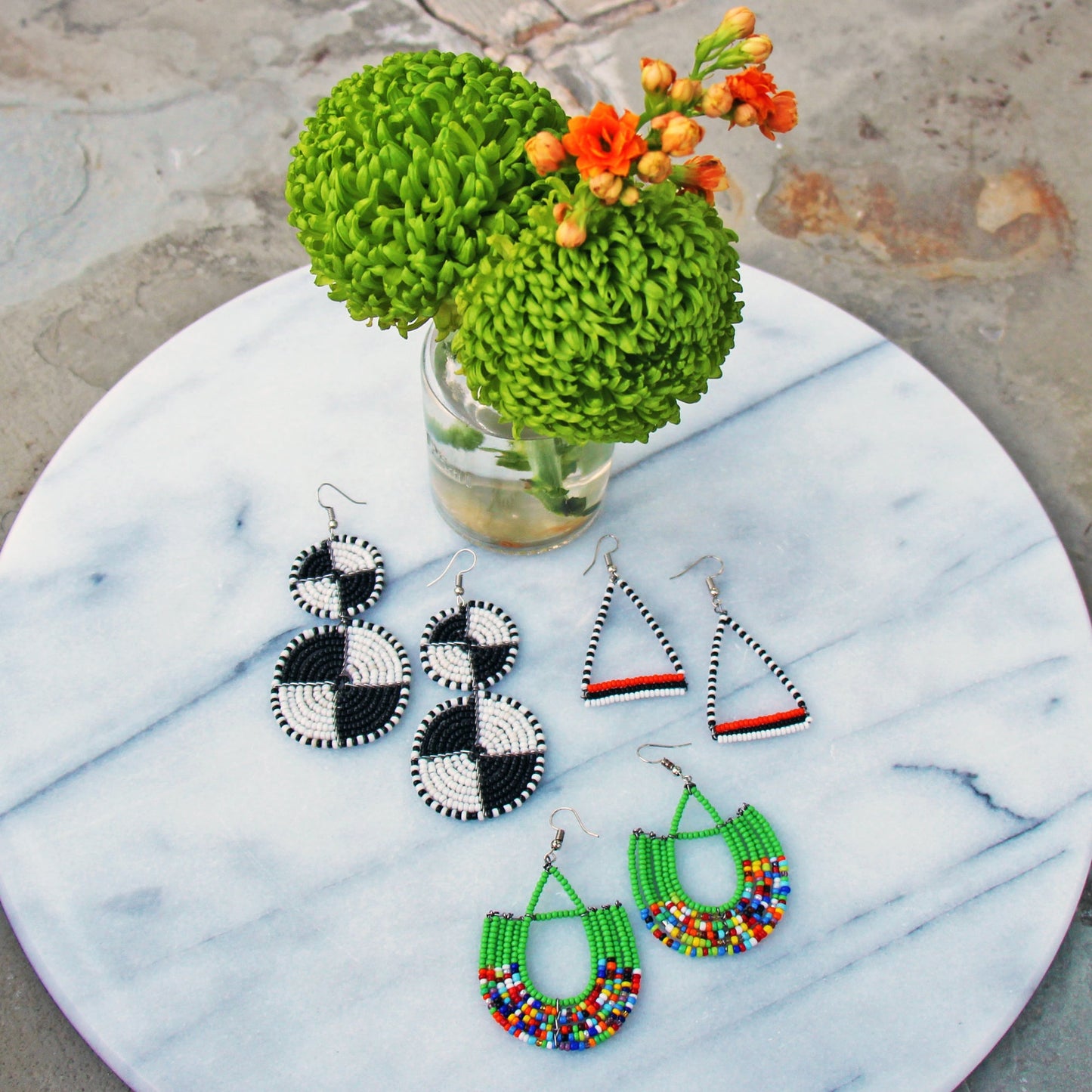 Boucles d'oreilles pendantes triangulaires en perles Maasai, noir/blanc/orange