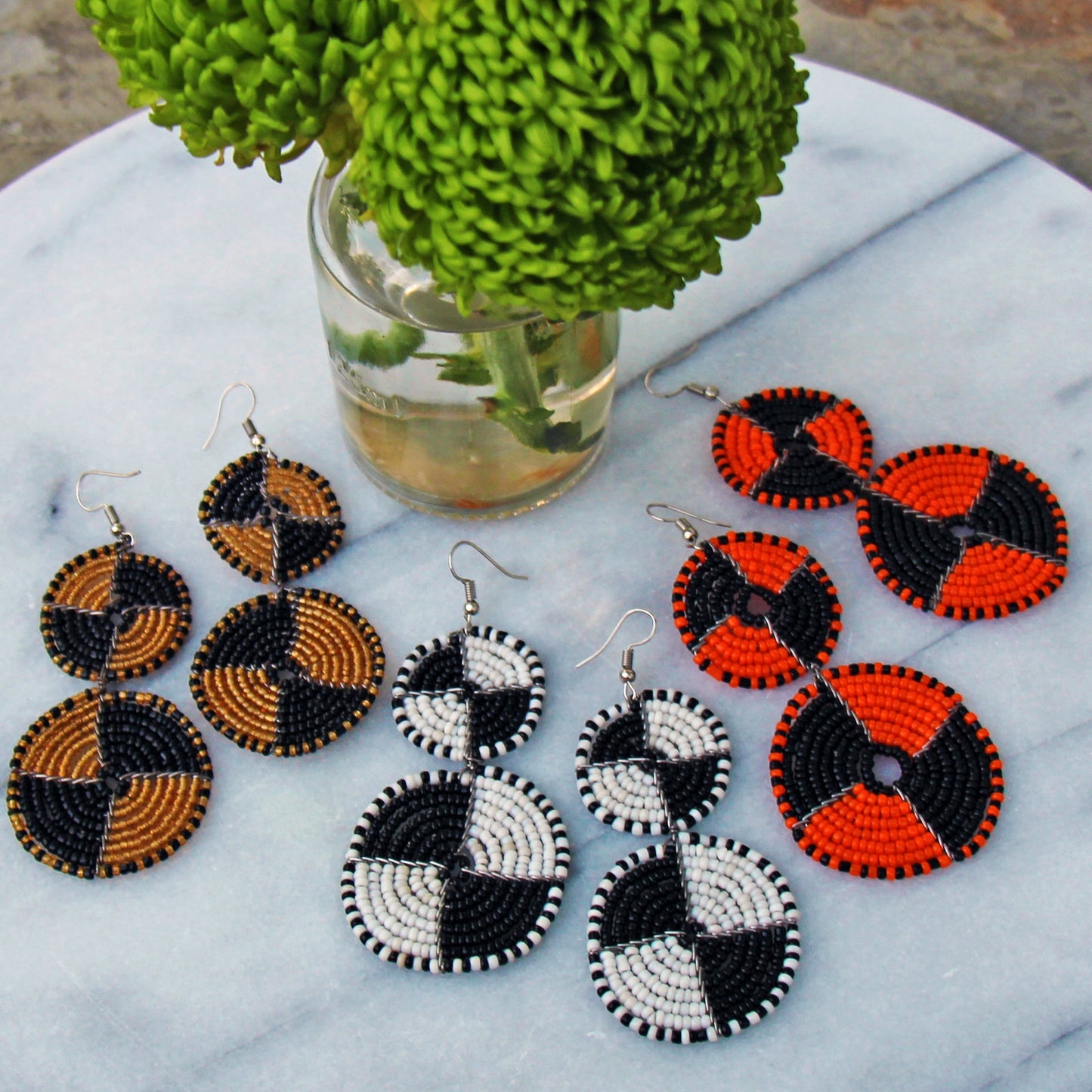 Boucles d'oreilles pendantes à double cercle en perles Maasai, orange mangue et noir