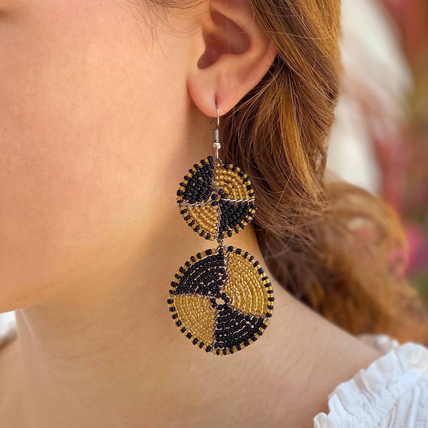Boucles d'oreilles pendantes à double cercle en perles Maasai, dorées et noires