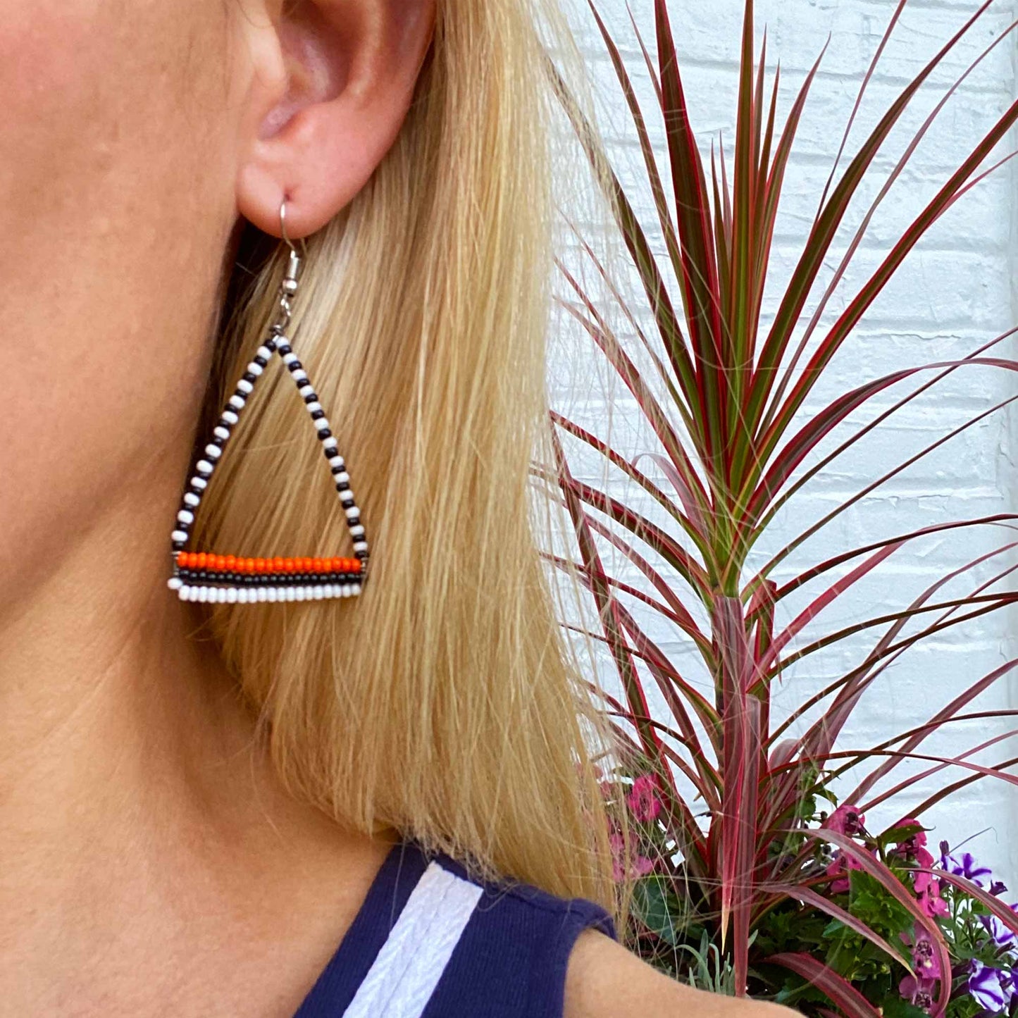 Boucles d'oreilles pendantes triangulaires en perles Maasai, noir/blanc/orange