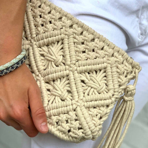 Pochette en macramé avec pompon, crème