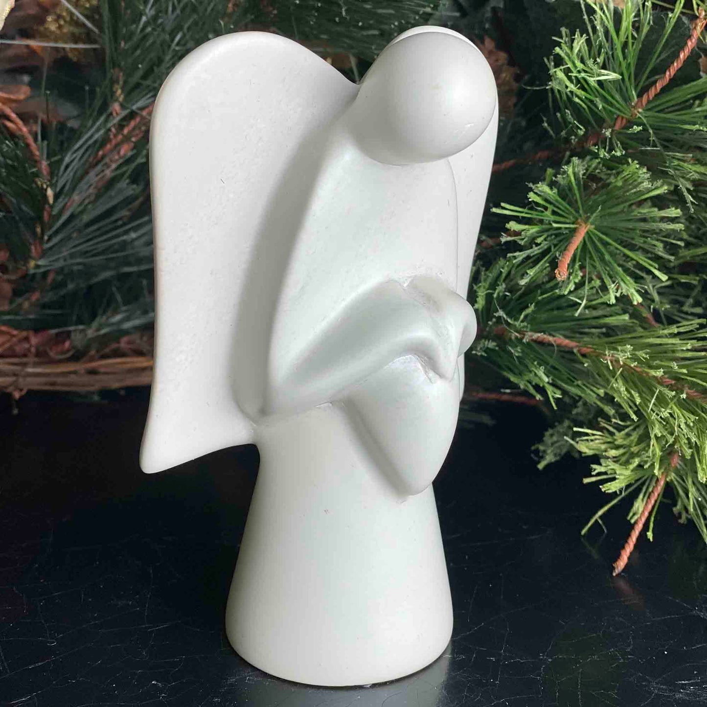 Sculpture d'ange en stéatite tenant un cœur