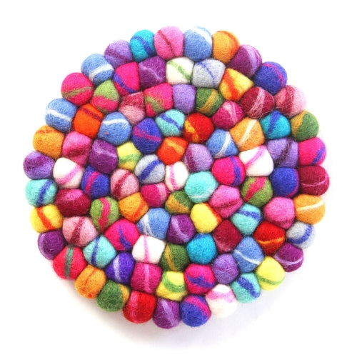 Dessous de plat en boules de feutre fabriqués à la main du Népal : rond, arc-en-ciel - Global Groove (T)