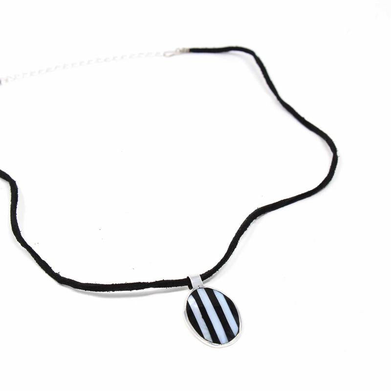 Pendentif, ormeau et bande noire