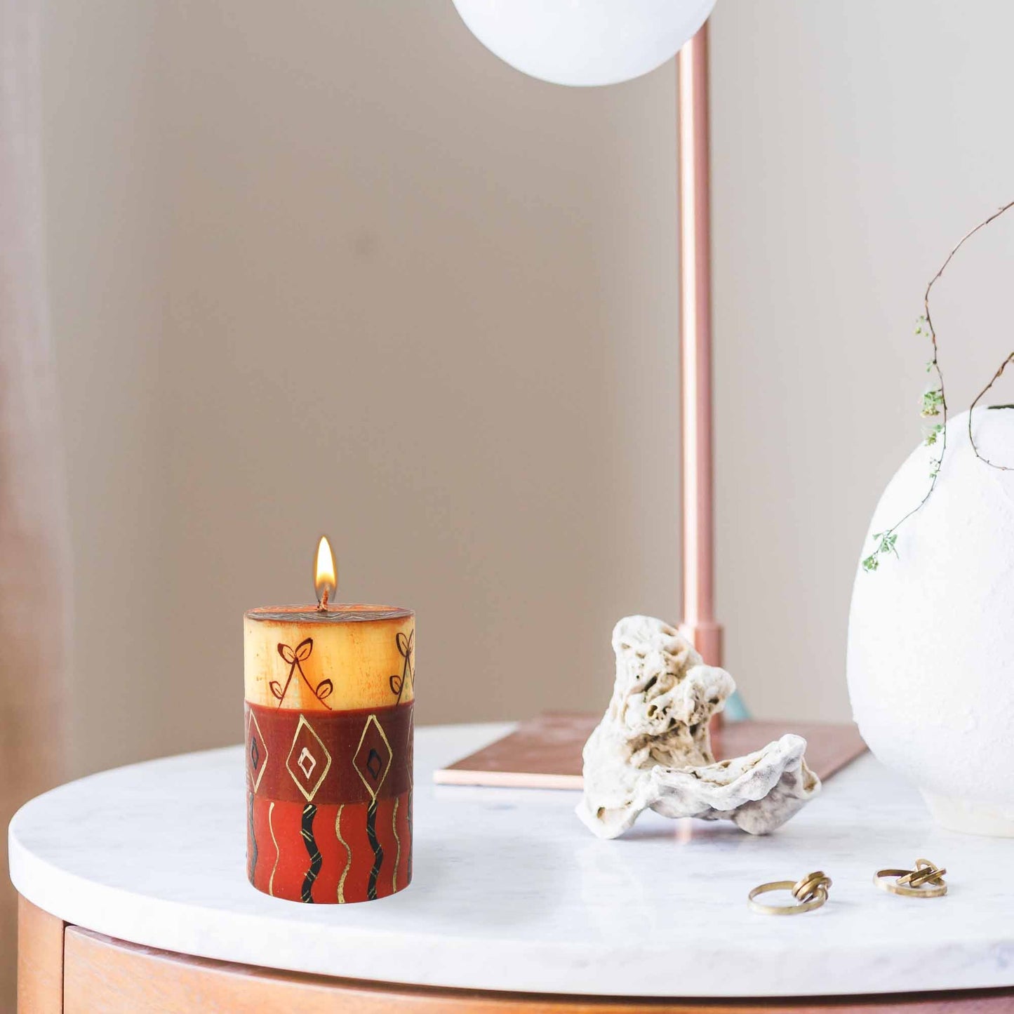 Bougie pilier peinte à la main dans une boîte unique - Bongazi Design - Nobunto