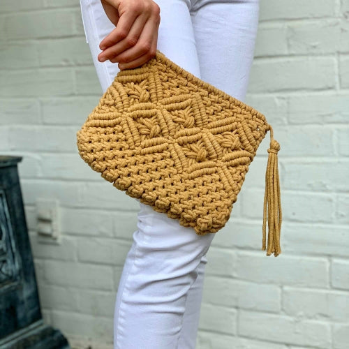 Pochette en macramé avec pompon, beige