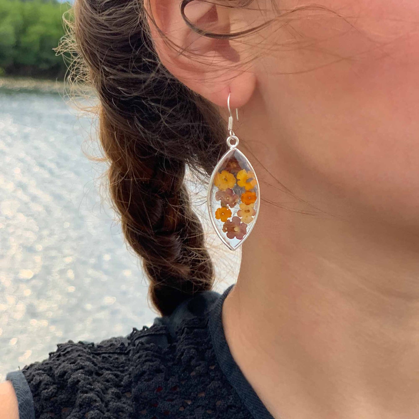 Fleurs en boucles d’oreilles Ellipse en résine