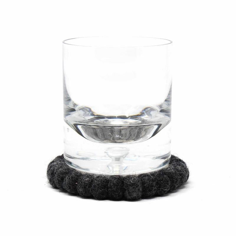 Sous-verres en feutre fabriqués à la main du Népal : paquet de 4, fleur noir/gris - Global Groove (T)