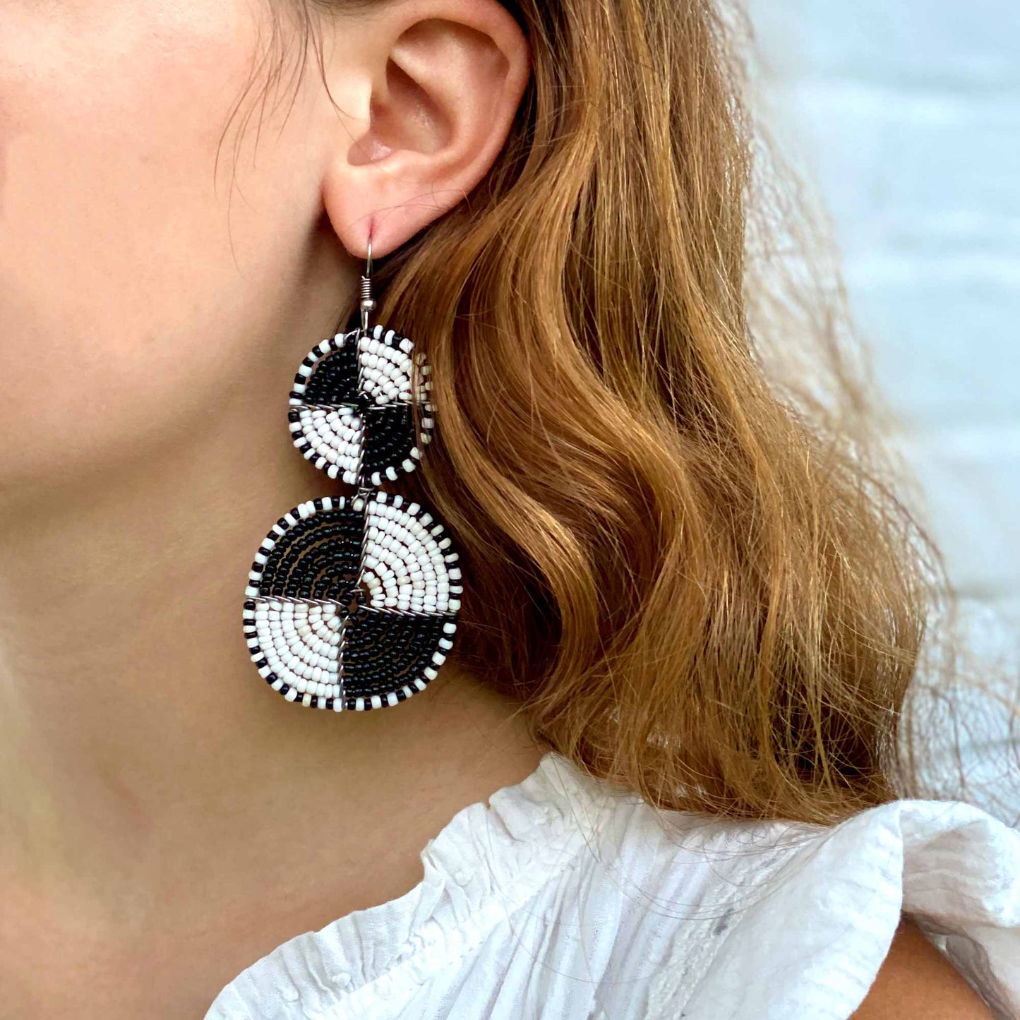 Boucles d'oreilles pendantes à double cercle en perles Maasai, blanches et noires