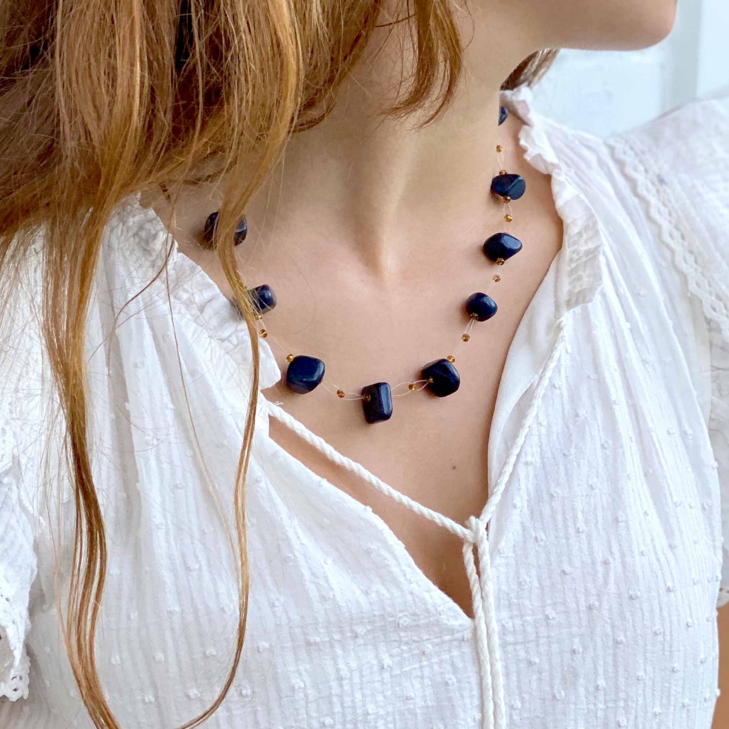 Collier de pierres flottantes et de perles Massaï, bleu marine