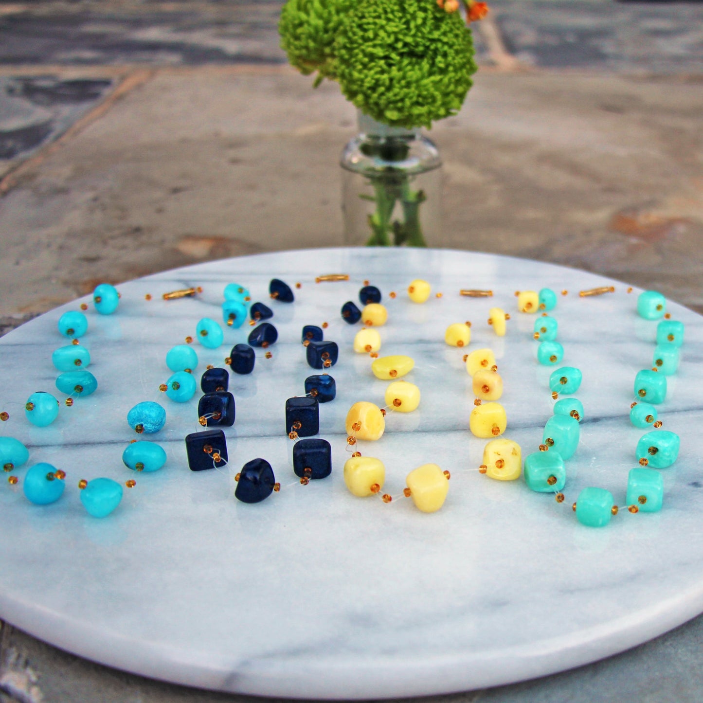Collier de pierres flottantes et de perles Massaï, jaune