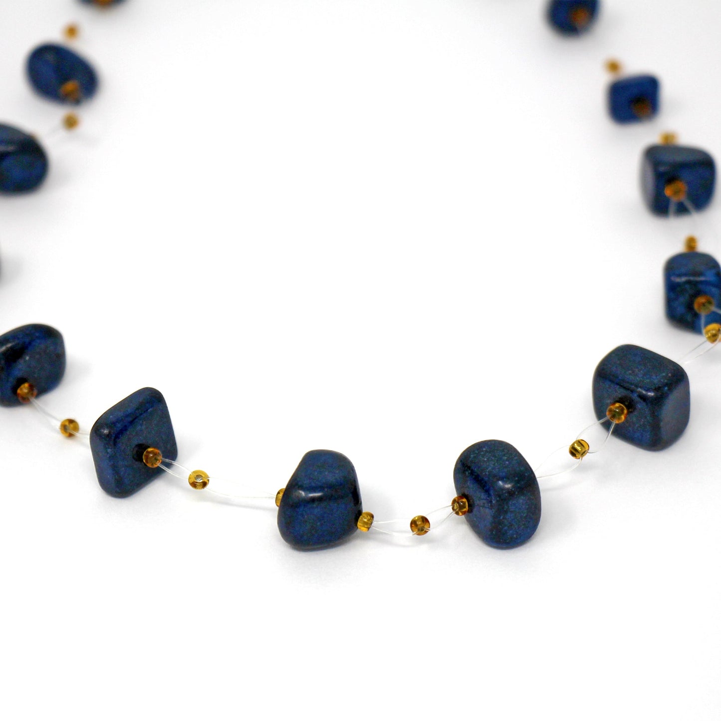 Collier de pierres flottantes et de perles Massaï, bleu marine