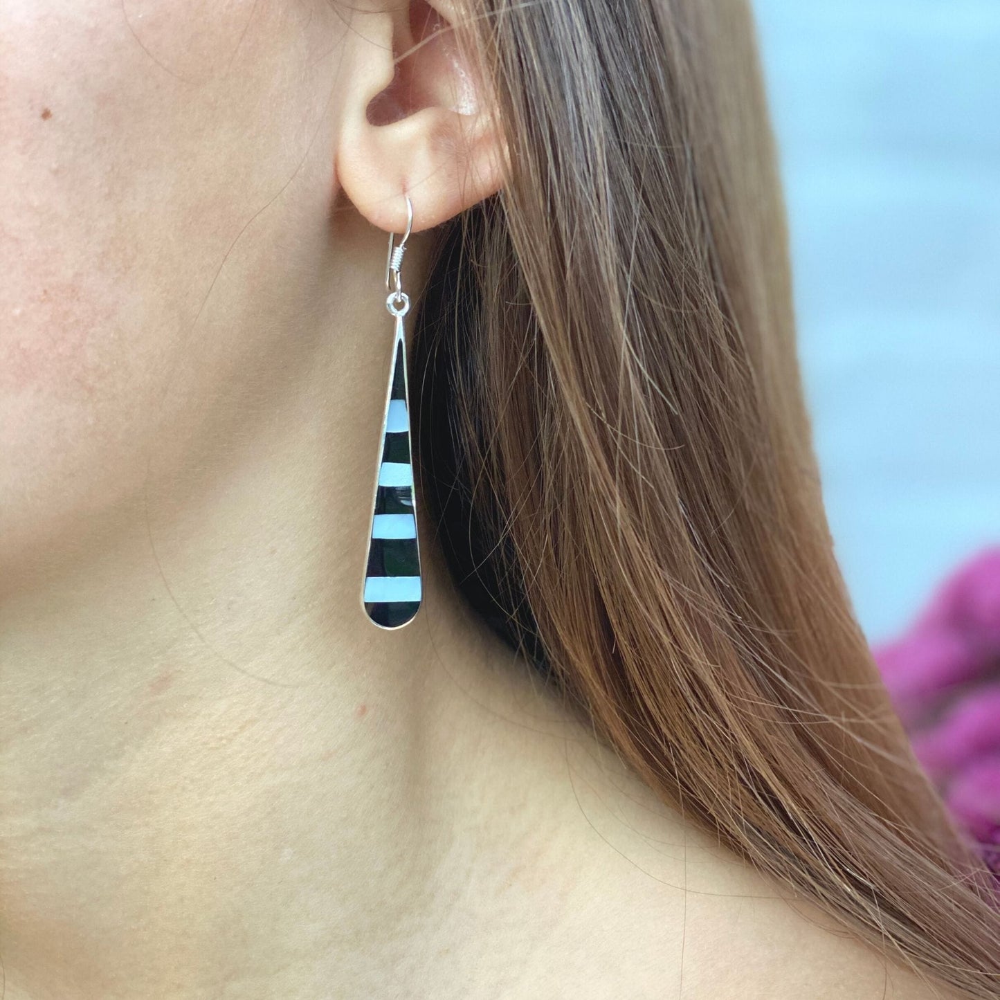 Taxco Boucles d'oreilles longues en forme de larme avec onyz noir et ormeau zèbre argenté