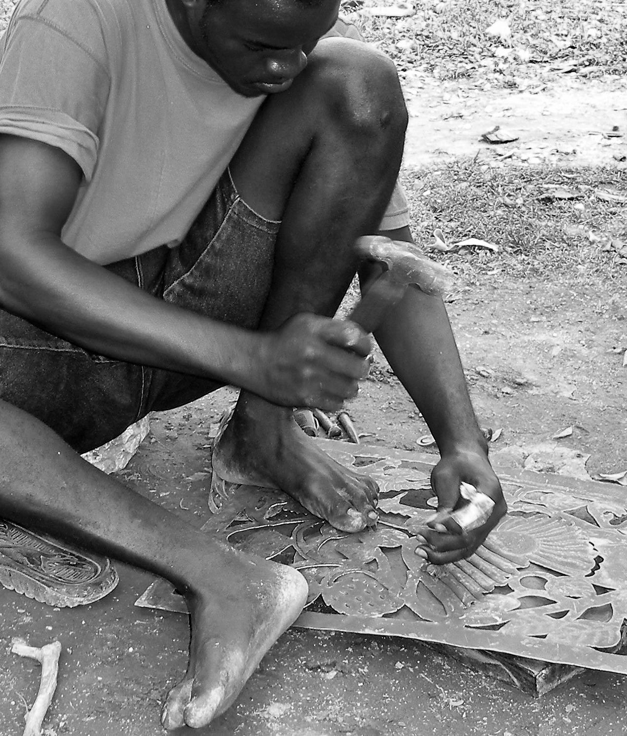 Nativité de table en métal haïtien avec étoiles bleues filantes