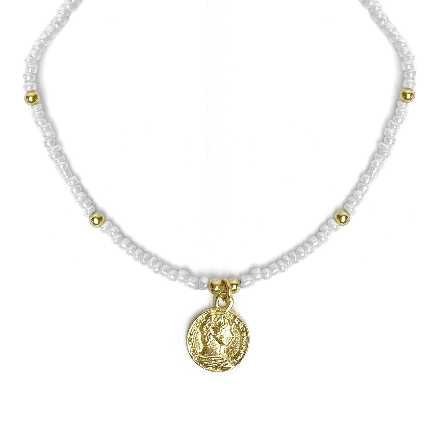 Collier ras du cou en perles de verre blanc avec pendentif pièce de monnaie en laiton