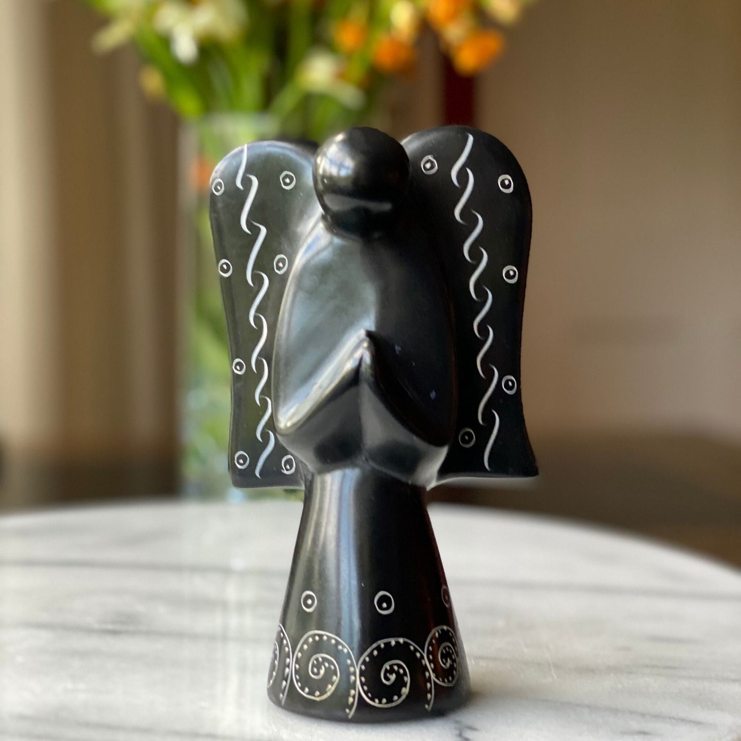 Fedtstens engleskulptur - sort finish med ætsdesign