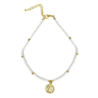 Collier ras du cou en perles de verre blanc avec pendentif pièce de monnaie en laiton