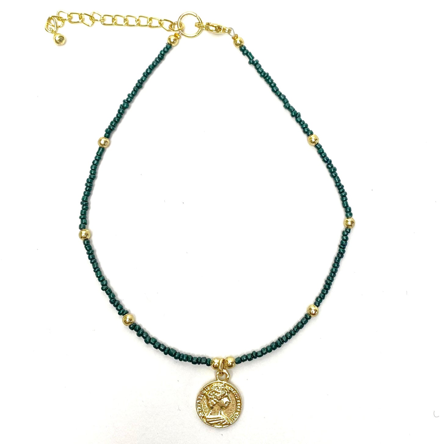 Collier ras du cou en perles de verre vert foncé avec pendentif en forme de pièce de monnaie en laiton