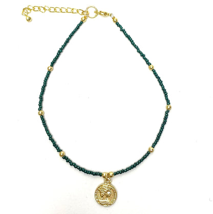 Collier ras du cou en perles de verre vert foncé avec pendentif en forme de pièce de monnaie en laiton