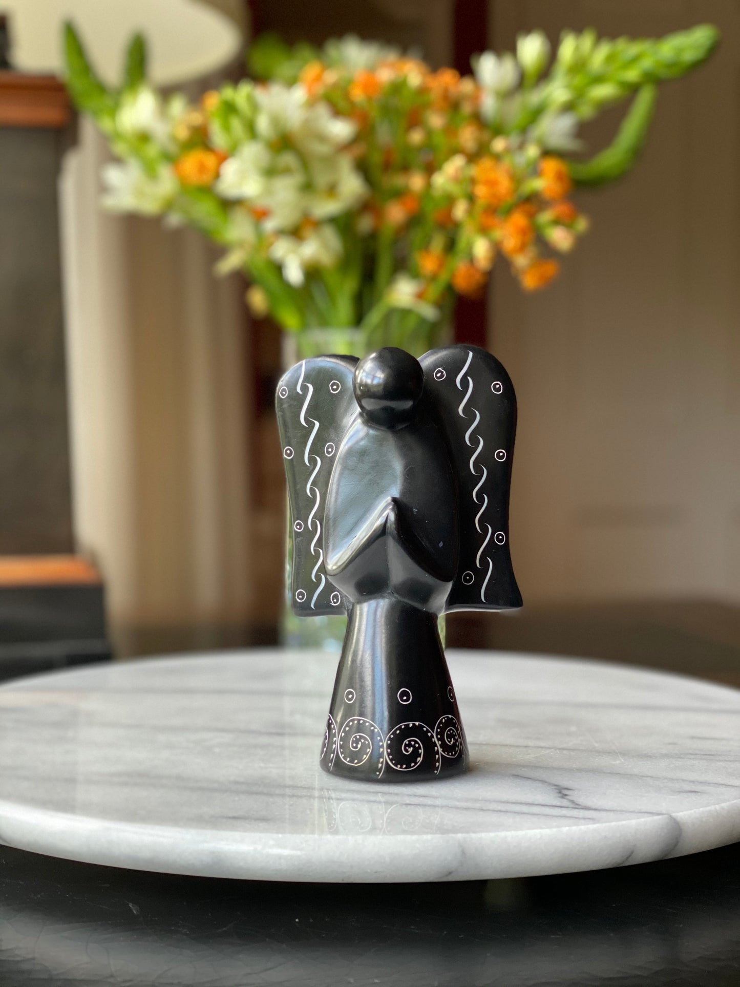 Fedtstens engleskulptur - sort finish med ætsdesign