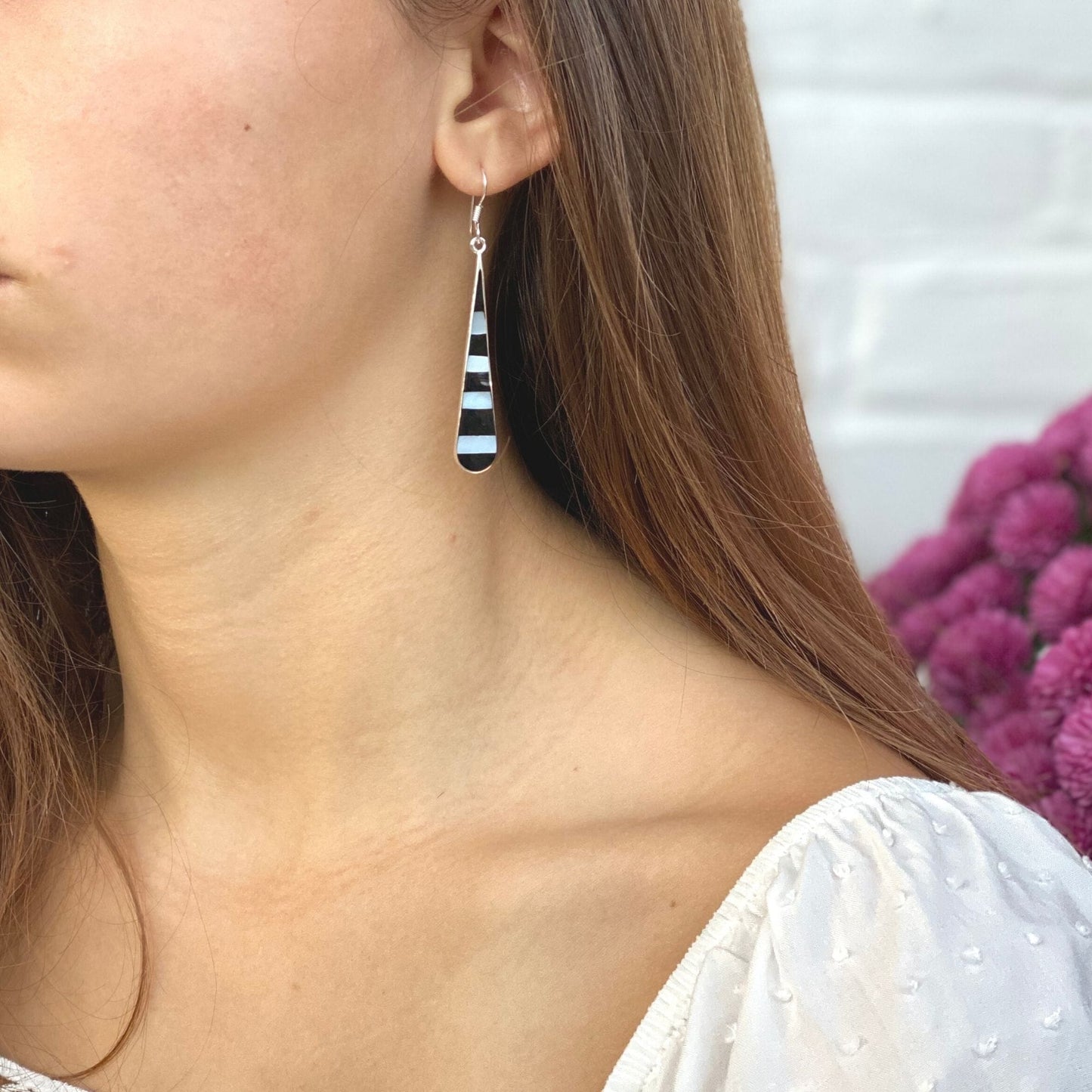 Taxco Boucles d'oreilles longues en forme de larme avec onyz noir et ormeau zèbre argenté