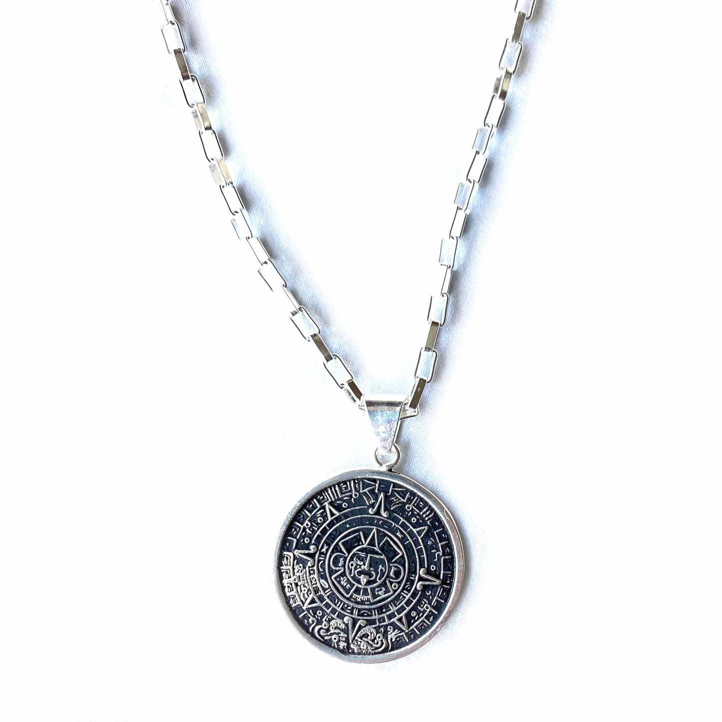 Pendentif calendrier aztèque en argent alpaga avec chaîne