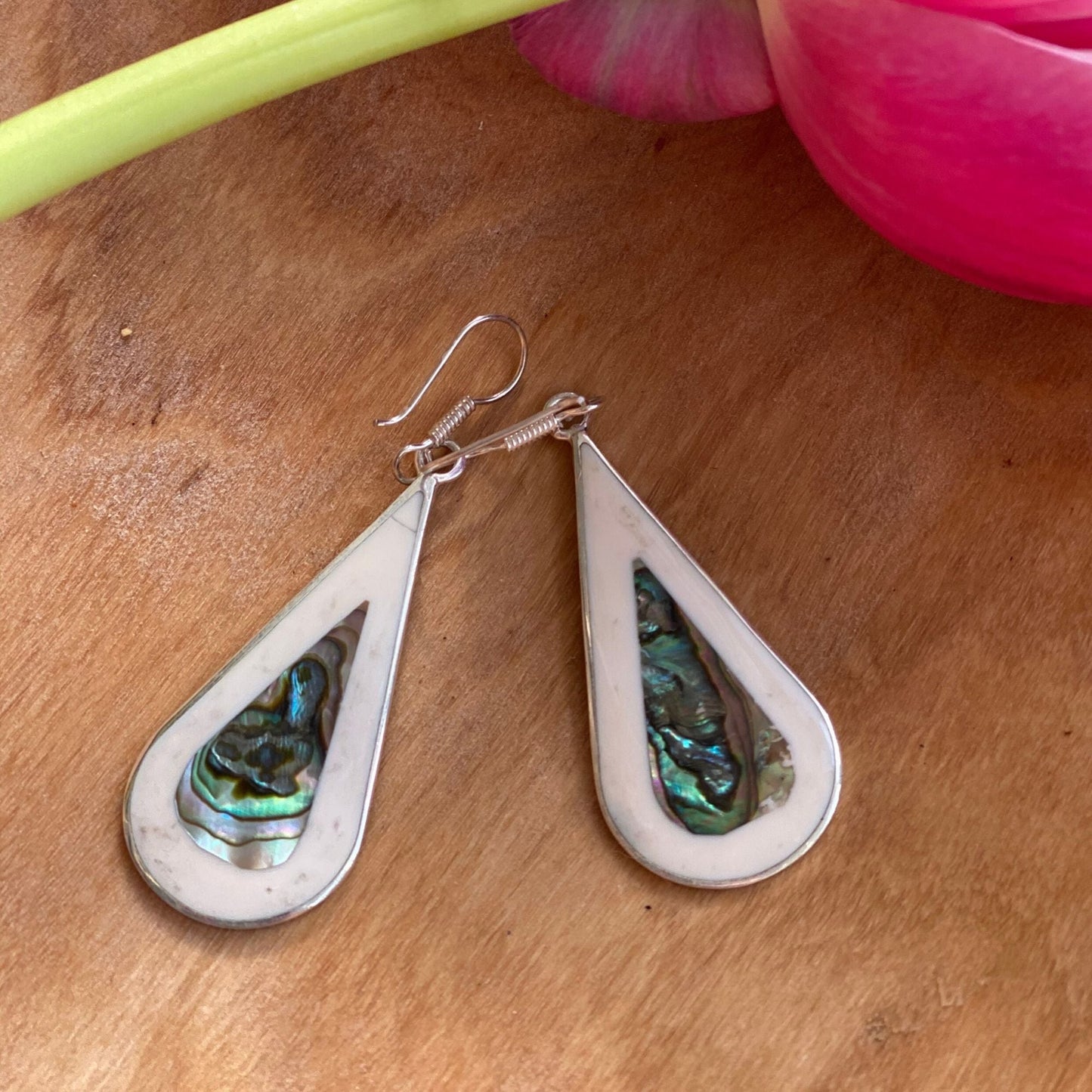 Boucles d'oreilles pendantes en forme de larme d'ormeau et de nacre