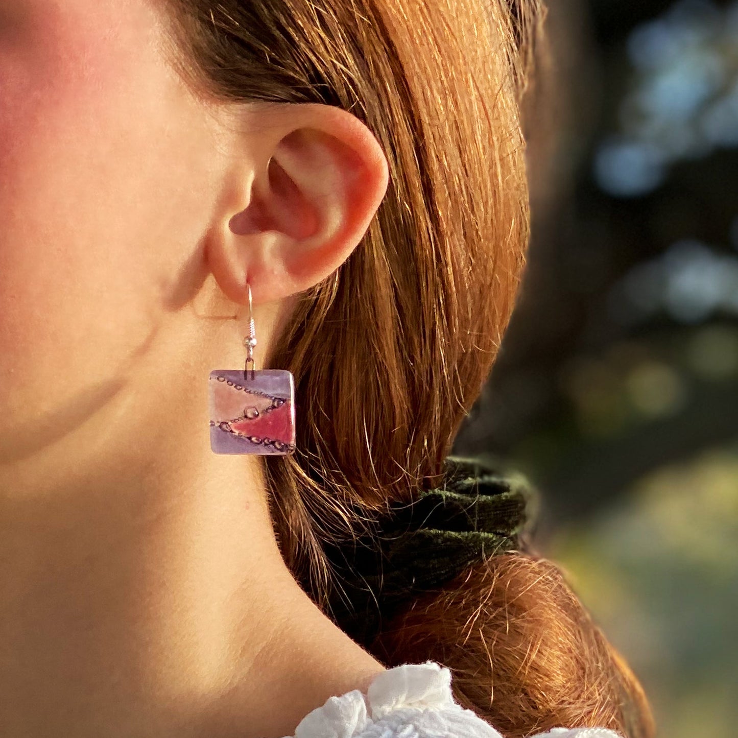 Boucles d'oreilles pendantes carrées en verre, Zig Zag violet et rose - Tili Glass