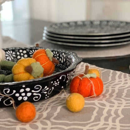 Plat de service en poterie fait main Encantada, noir et blanc